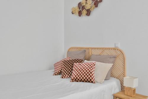 un lit avec un tas d'oreillers dessus dans l'établissement Charming appartment marais, à Paris