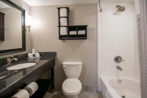 Ένα μπάνιο στο Queen Bed Hotel Suite 207
