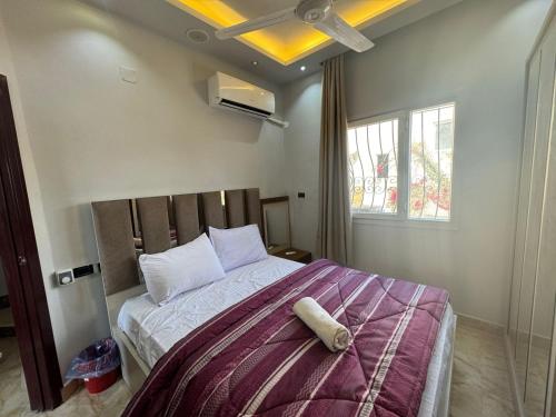 Ένα ή περισσότερα κρεβάτια σε δωμάτιο στο 2BR Townhouse 2 Bath TV Backyard - 129