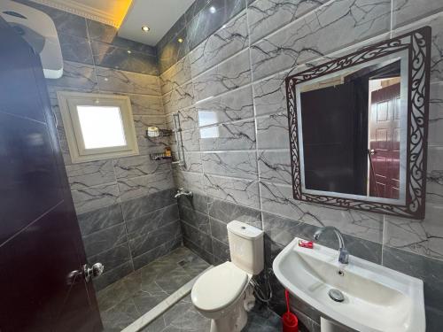 Ένα μπάνιο στο 2BR Townhouse 2 Bath TV Backyard - 129