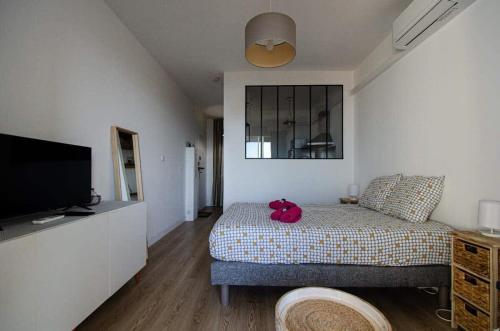 une chambre avec un lit avec un ours en peluche dessus dans l'établissement Casamea - Studio Vue Mer, Parking, Plage, Clim, à Ajaccio