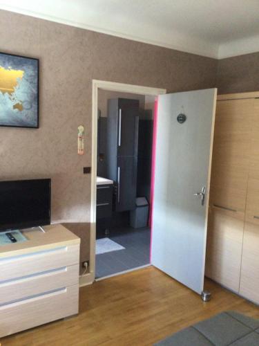 a room with a door leading to a bathroom at Couleur Framboise in Longwy