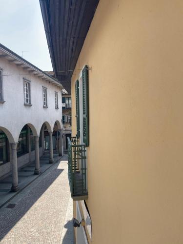 a building with a balcony on the side of a street at Orta Lake Apartments II in Omegna