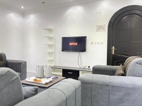 Televisyen dan/atau pusat hiburan di شقة النخيل المخدومة - Palm Hotel Apartments