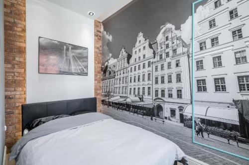 1 dormitorio con dosel de una calle de la ciudad en Rynek 2A - Old Town, en Wroclaw