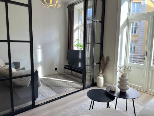 a living room with a tv and a couch and a table at Elegant apartment with a central location in Oslo in Oslo