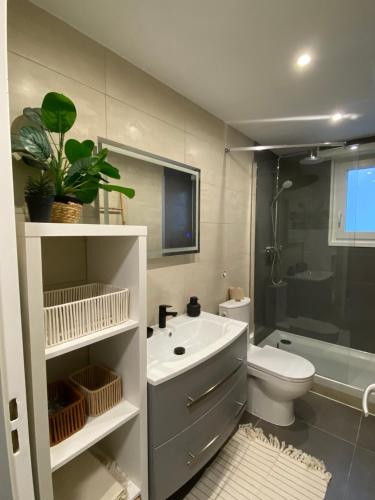 a bathroom with a sink and a toilet and a shower at Nouveau ! Magnifique Studio douillet & Tout confort - Parking - Wifi - Netflix - in Wissembourg