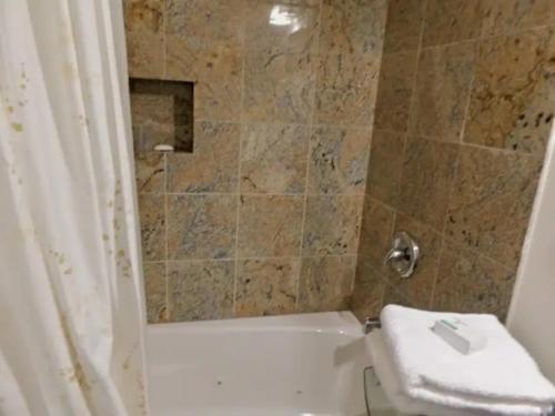 Ένα μπάνιο στο Beautiful 3BR 3BA Condo with free parking near Downtown Washington DC