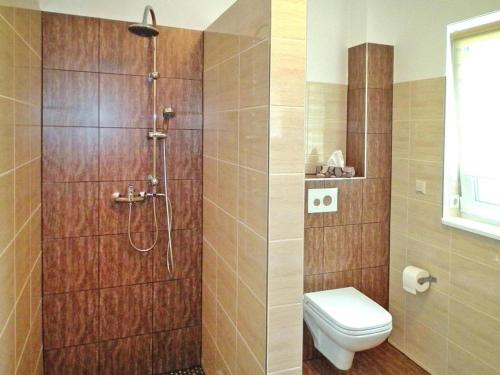 a bathroom with a shower and a toilet at Ferienhaus Spreeidyll, Schlepzig in Schlepzig