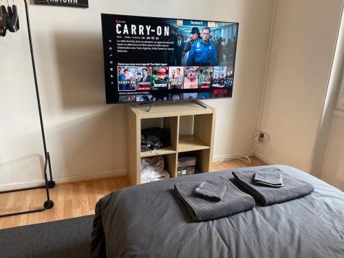 une chambre avec un lit et une télévision à écran plat dans l'établissement Studio Hôtel Villeurbanne Charpenne 3, à Villeurbanne