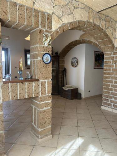 an archway in a room with a stone wall at Green Residence Villa Assunta in Moscufo