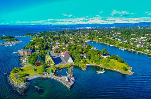 an island in a body of water with a town at Elegant apartment with a central location in Oslo in Oslo