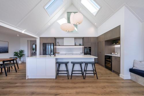 Η κουζίνα ή μικρή κουζίνα στο Marjon Peak Retreat Wanaka