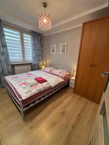 Ένα ή περισσότερα κρεβάτια σε δωμάτιο στο Apartament Majowy