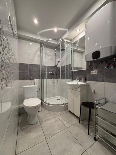 Ένα μπάνιο στο Apartament Majowy