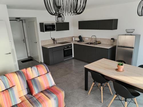 Kuchyň nebo kuchyňský kout v ubytování Appartement à 50 m de la mer, idéal famille