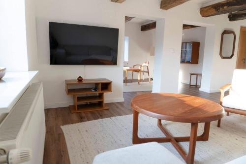 Design Wohnung COSYにあるテレビまたはエンターテインメントセンター