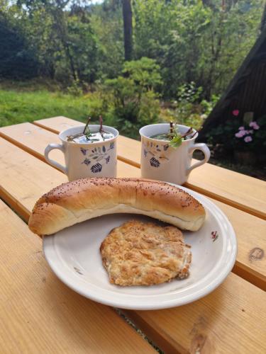 LisovにあるChata Kožíšekのサンドイッチとコーヒー2杯が入った皿