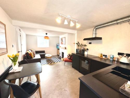 una stanza con cucina e soggiorno di Palms 1 - Wood burner, 5 min walk to beach+parking a Newquay