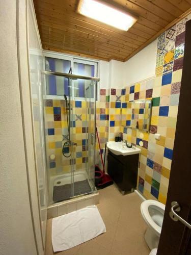 a bathroom with a shower and a toilet and a sink at Sulemange Rooms Azeitão 25 minutes to Lisbon in Azeitao