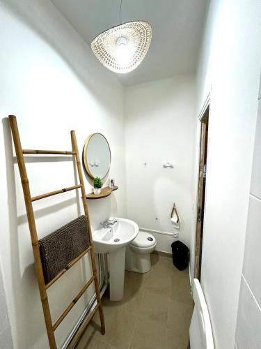 La salle de bains est pourvue d'un lavabo et d'un miroir. dans l'établissement L'escapade perchée, à Mers-les-Bains