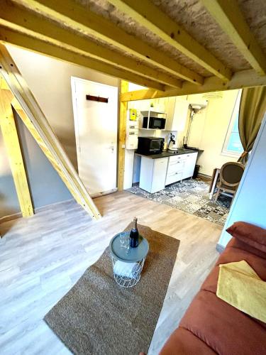 un salon avec un canapé et une table dans l'établissement L'escapade perchée, à Mers-les-Bains