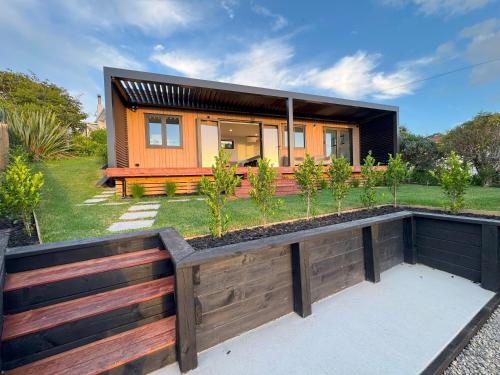Un jardín fuera de Moana Views - Coastal Escape