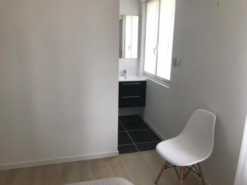 ラ・ボールにあるMaison à 10mn à pieds de la plageのバスルーム(白い椅子、シンク付)