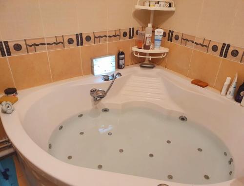 un bagno con grande vasca bianca di Appartement spacieux, jacuzzi, lumineux, calme, T2, 56m2 a Boulogne-Billancourt
