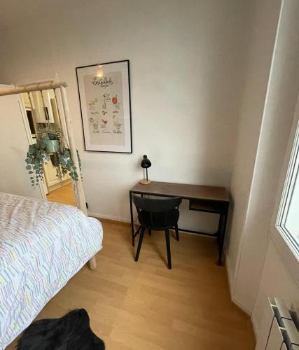 Una cama o camas en una habitación de Un cocon au Presbytère avec place de parking voiture gratuite