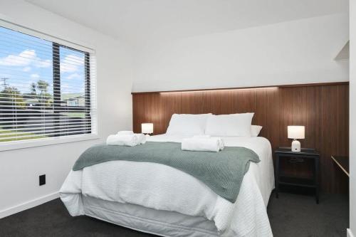 Una cama o camas en una habitación de The Bluebird