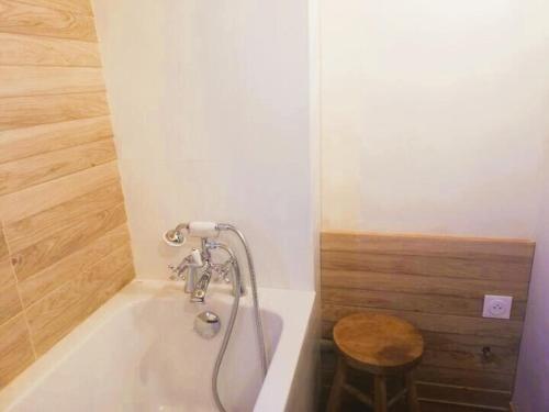 Ένα μπάνιο στο Petite maison à la campagne avec extérieur