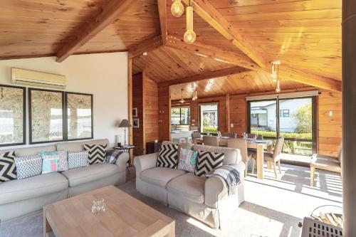 Χώρος καθιστικού στο Classic Rotoiti Lakefront
