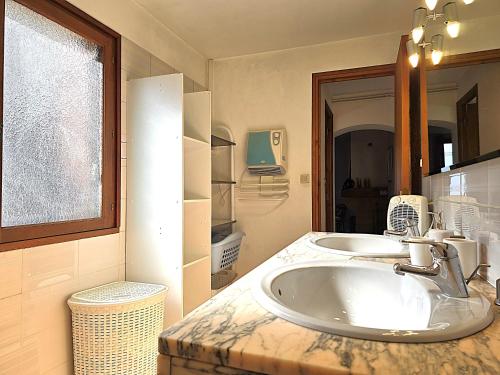 a bathroom with a sink and a mirror at Charmante maison idéalement située - Eurythmie - 6 personnes - Jardin terrasse privés - Parking gratuit - 5 min à pied centre ville in Montauban
