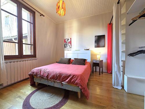 a bedroom with a bed and a large window at Charmante maison idéalement située - Eurythmie - 6 personnes - Jardin terrasse privés - Parking gratuit - 5 min à pied centre ville in Montauban