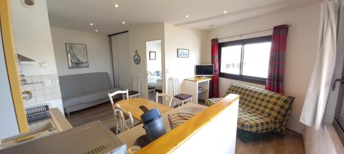 un salon avec une table et une salle à manger dans l'établissement Le petit fort, vue magnifique vue sur le port et la mer, à Dieppe