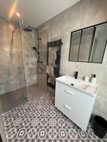 un baño con lavabo y ducha en La grange du pouget, en Polminhac