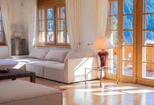 a living room with a couch and a table at Orion - Luxuriöse Duplex Wohnung in Grindelwald in Grindelwald