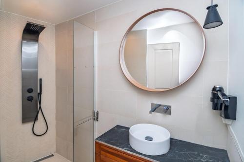 une salle de bain avec un lavabo et un miroir dans l'établissement Merveilleux appartement - Proche de la Croisette !, à Cannes