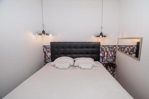 une chambre avec un grand lit avec deux oreillers dans l'établissement Merveilleux appartement - Proche de la Croisette !, à Cannes