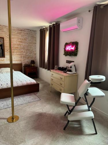 una camera da letto con un letto, una scrivania e una sedia di Chambre Master Parisienne a Balaruc-le-Vieux