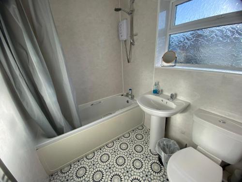 Bilik mandi di Whitley-5 Bdrm Sleeps 9 Ideal for Contractors
