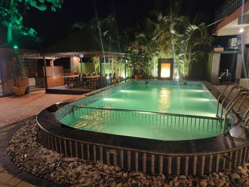- une piscine dans un complexe la nuit dans l'établissement Divine Villas, à Panchgani