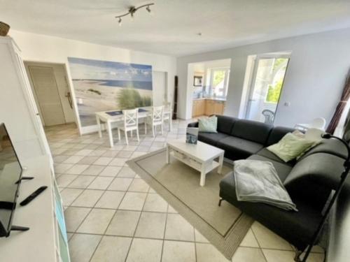 a living room with a couch and a table at Haus Holstein Ferienappartment in Ostseebad Sellin