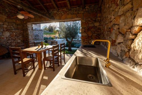 Ảnh trong thư viện ảnh của Villa Šjora - ''Autentic Dalmatian Stone Villa with Private Garden & BBQ'' ở Vrboska