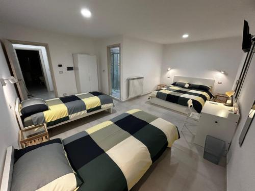 a room with three beds in a room at b&b IL MELOGRANO in Celenza sul Trigno