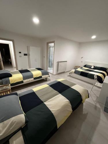 a bedroom with three beds in a room at b&b IL MELOGRANO in Celenza sul Trigno