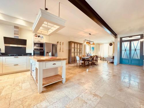 une cuisine et une salle à manger avec une table. dans l'établissement À 1min d'une base nautique Maison spacieuse avec piscine, à Puicheric