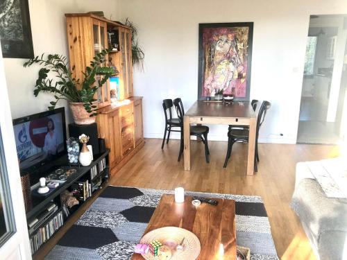 un salon avec une table et une salle à manger dans l'établissement Appartement plein centre avec place de parking, à Fougères