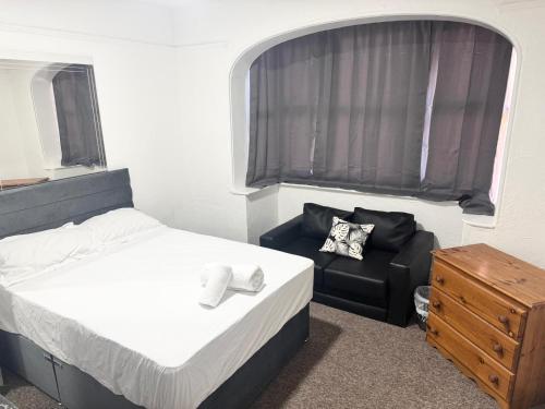 Postel nebo postele na pokoji v ubytování Serene Suite Rooms